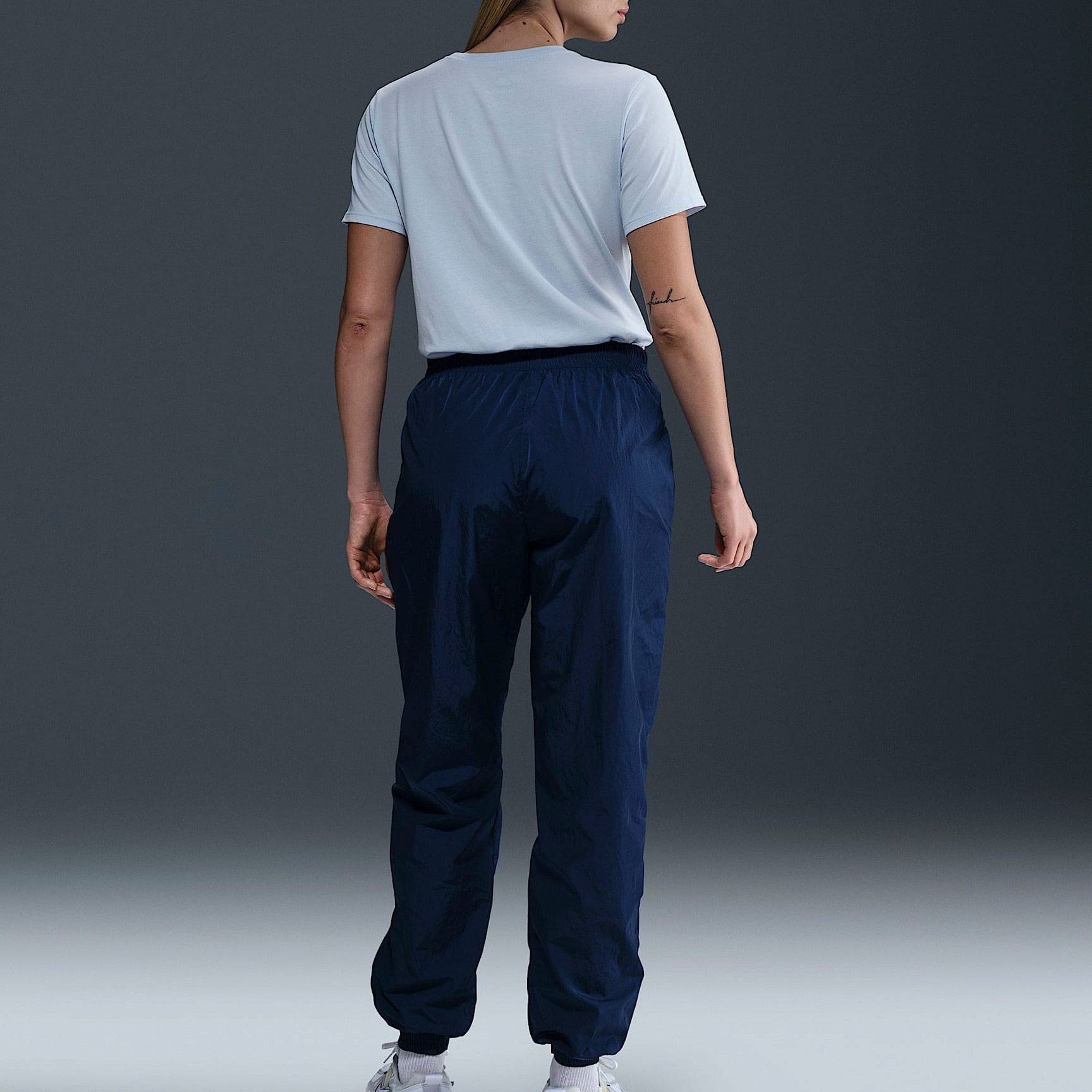 Nike Sportswear Club Essentials Shirt Dames