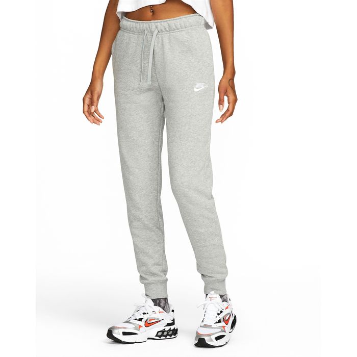 https://cdn.plutosport.com/m/catalog/product/N/i/Nike-Sportswear-Club-Fleece-Joggingbroek-Dames-2209270931.jpg?profile=product_page_image_medium&3=2